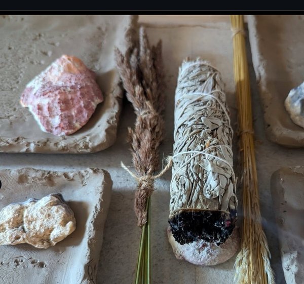 Wild clay pottery with shells and natural materials
